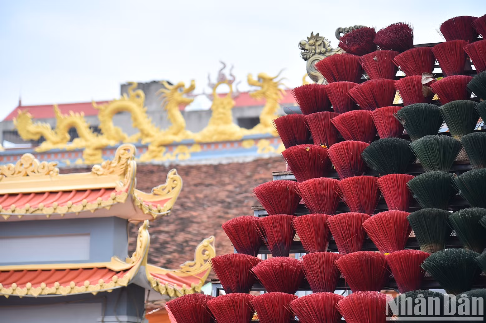 About 35km to the south of downtown Hanoi, Quang Phu Cau Village was formed more than 100 years ago. The traditional craft has not only created jobs for thousands of locals but also attracts many tourists to learn about the Vietnamese culture.