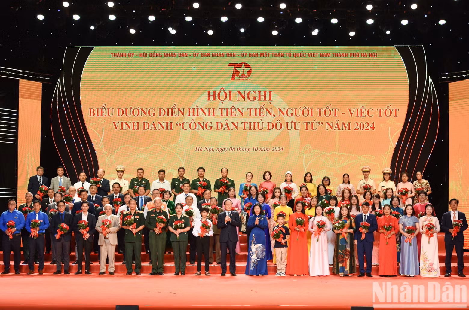 Winners of the “good people, good deeds” title and outstanding citizens of Hanoi honoured at the conference. Winners of the “good people, good deeds” title and outstanding citizens of Hanoi honoured at the conference.
