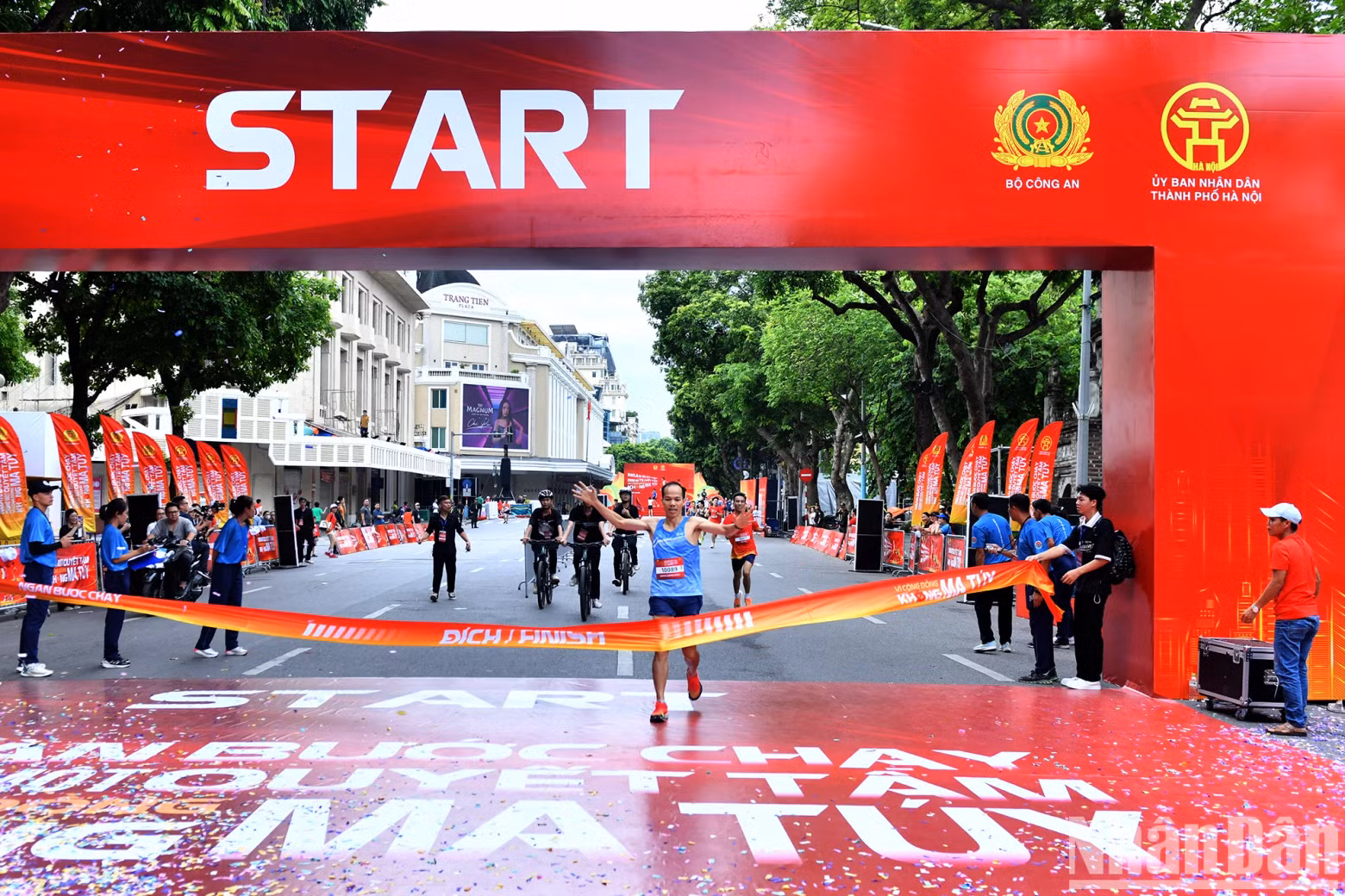 The first runners reach the finish line of the 1.7km distance category.
