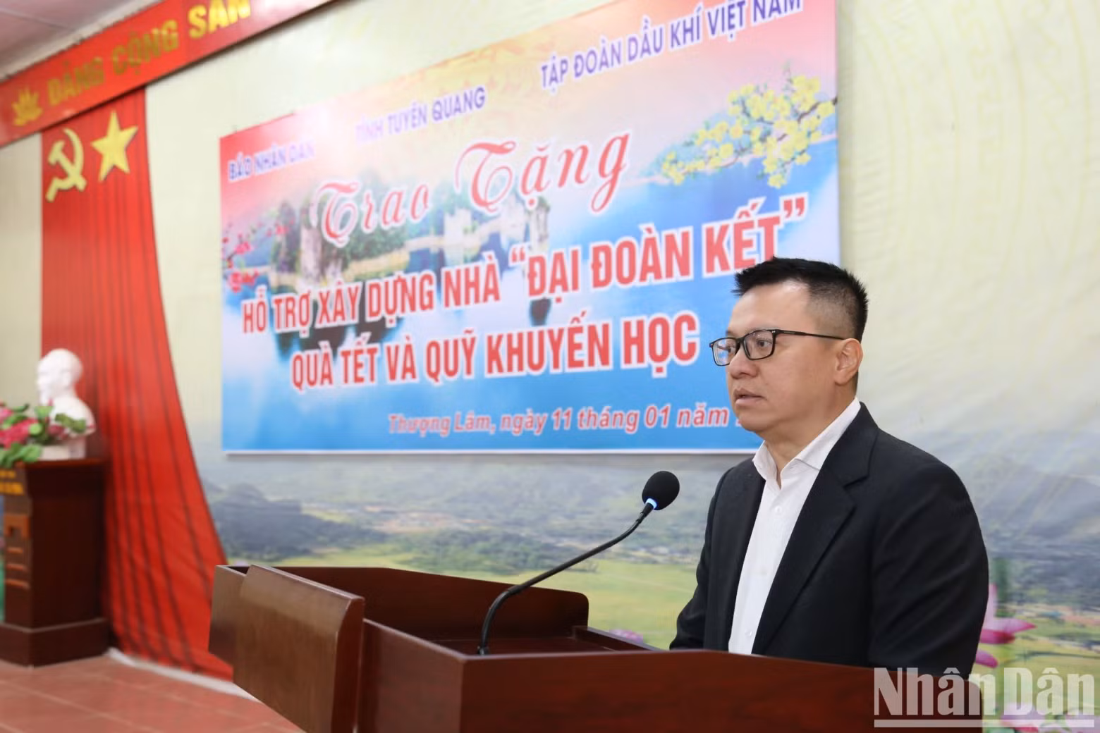 Editor-in-Chief of Nhan Dan Newspaper Le Quoc Minh presents gifts to disadvantaged households in Thuong Lam Commune.