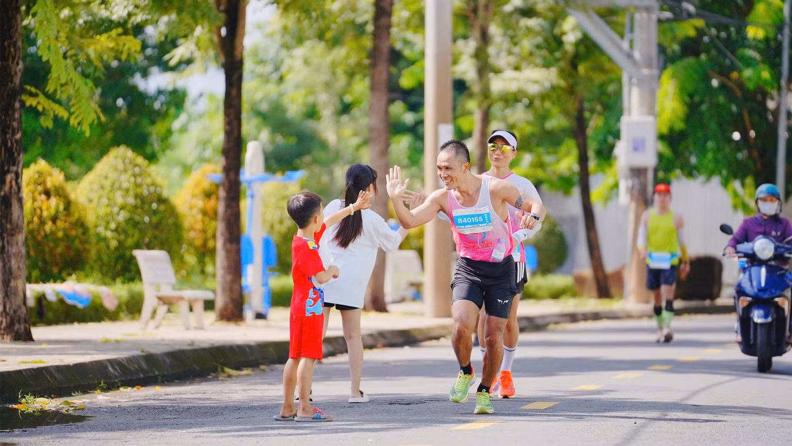 Runners give high fives to local children. Runners give high fives to local children.