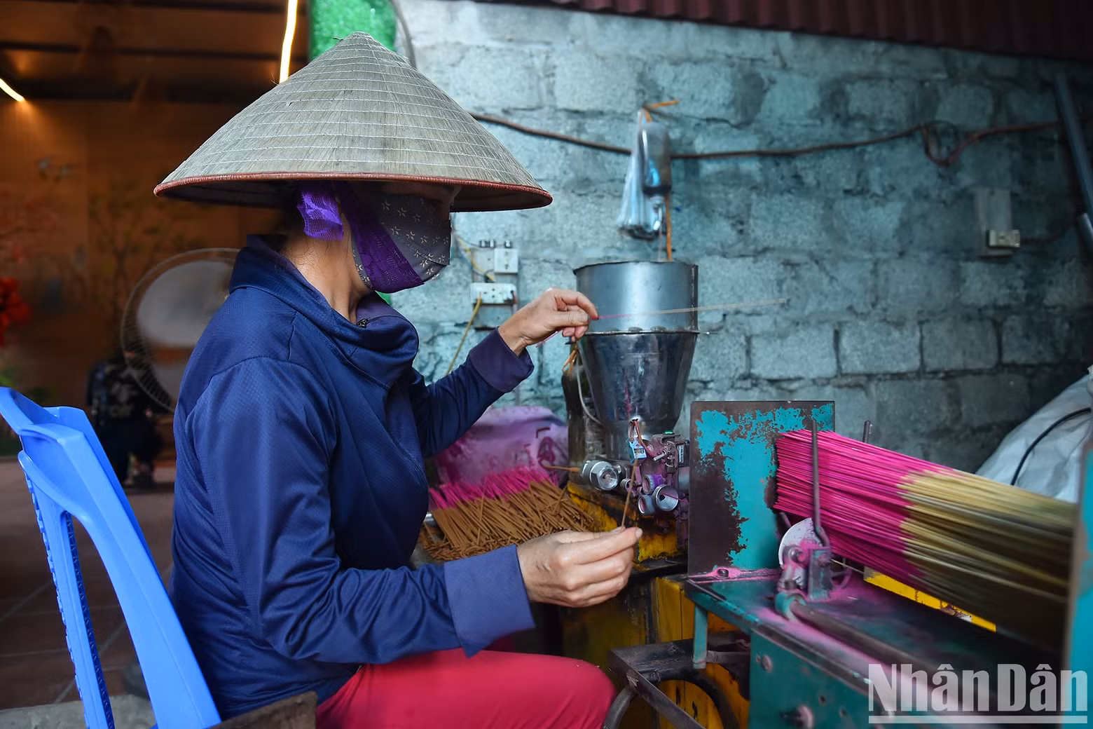 The making of incense sticks includes many stages. In the past, the making process was done manually, but today, thanks to the use of machines, it is much faster, contributing to improving productivity and product quality.