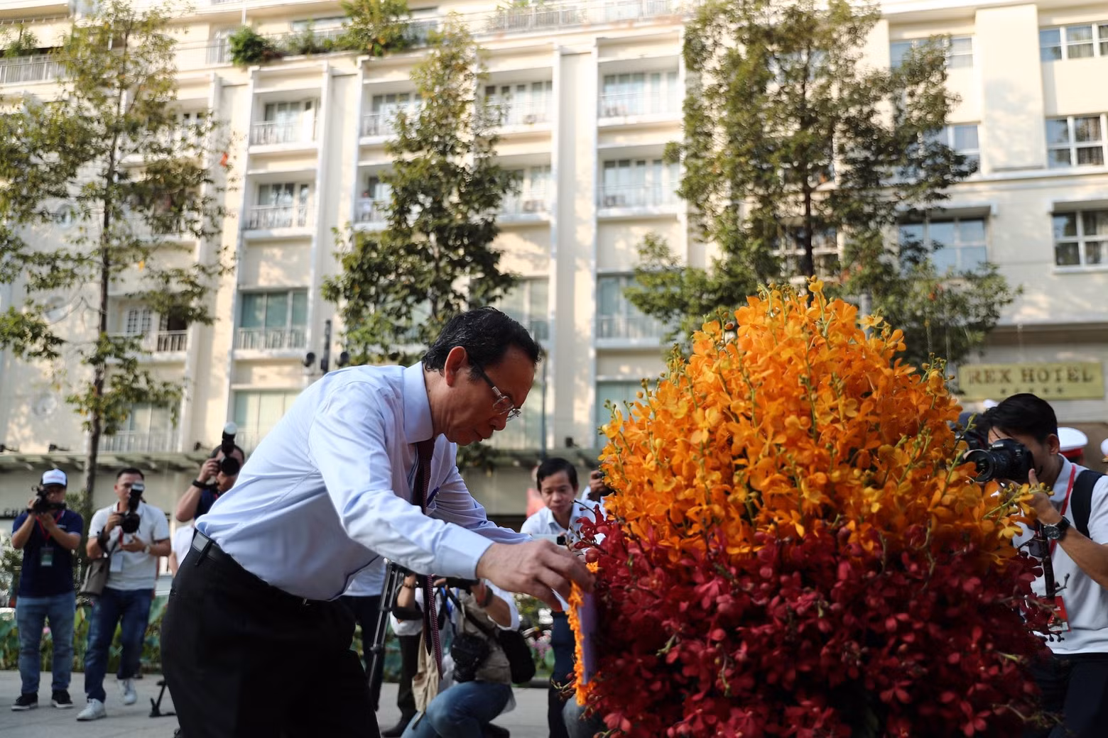 Politburo member and Secretary of the Ho Chi Minh Municipal Party Committee Nguyen Van Nen offers flowers in tribute to President Ho Chi Minh