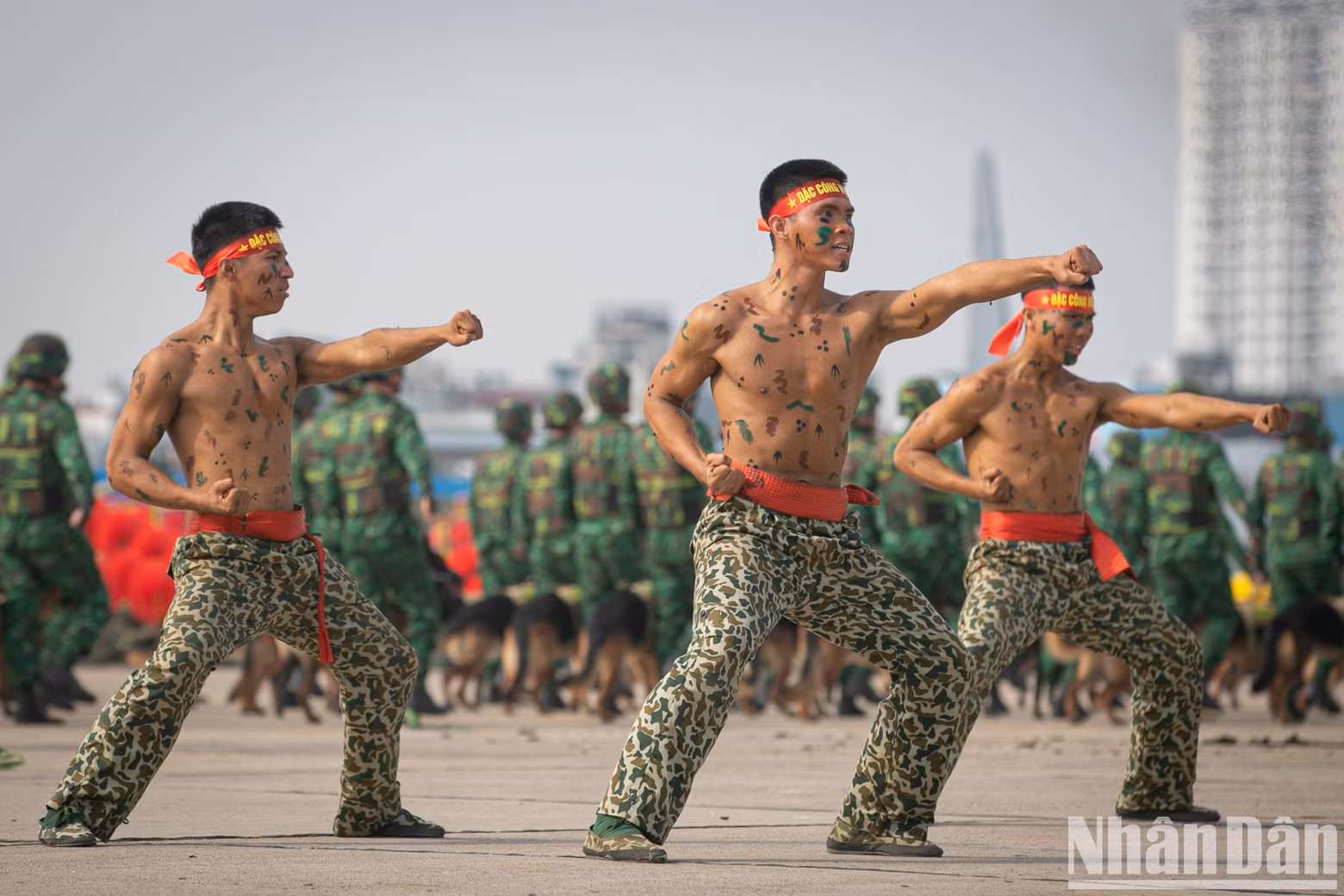 Themed ‘Vietnam - Peace, cooperation, development’, the opening ceremony gathers the participation of around 2,000 officers and soldiers of the Vietnam People's Army. Themed ‘Vietnam - Peace, cooperation, development’, the opening ceremony gathers the participation of around 2,000 officers and soldiers of the Vietnam People's Army.