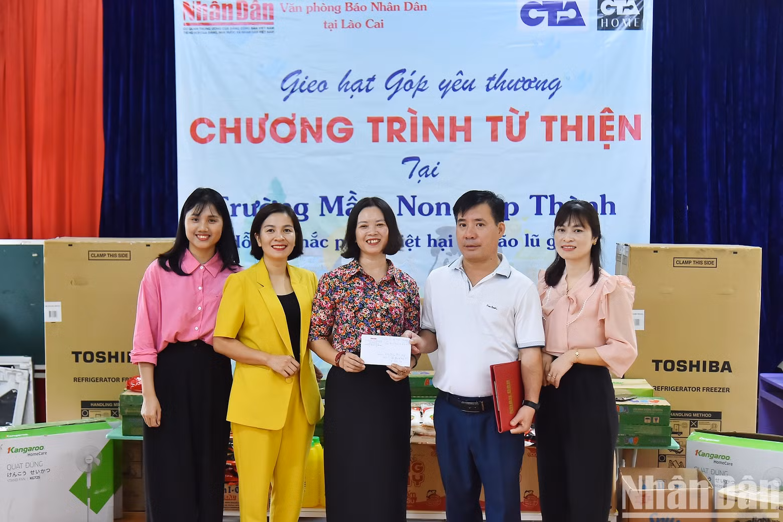The delegation delivers refrigerators, televisions, and necessities worth a total of nearly 50 million VND to Hop Thanh Kindergarten.