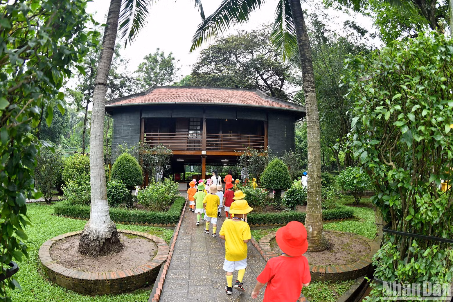 Surrounding the stilt house is a garden with plants brought from all over the nation. Surrounding the stilt house is a garden with plants brought from all over the nation.