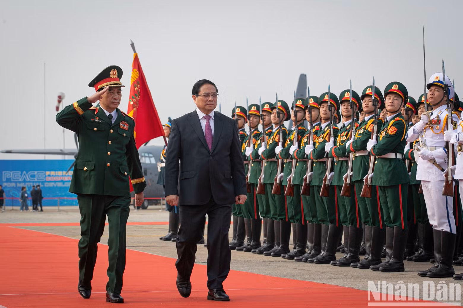 Prime Minister Pham Minh Chinh and Defence Minister Phan Van Giang inspect the guard of honour at the opening ceremony. Prime Minister Pham Minh Chinh and Defence Minister Phan Van Giang inspect the guard of honour at the opening ceremony.