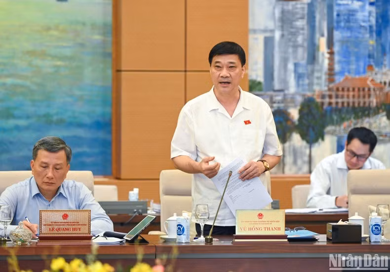 Head of NA's Econmic Committee Vu Hong Thanh speaks at the event