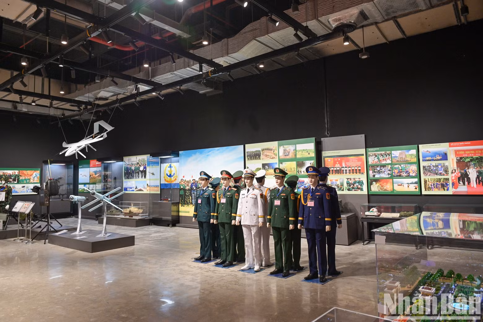 An area introduces uniforms of military officers and soldiers.