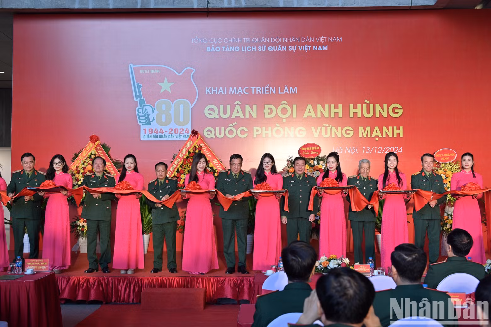 Delegates cut the ribbon to kick off the exhibition.