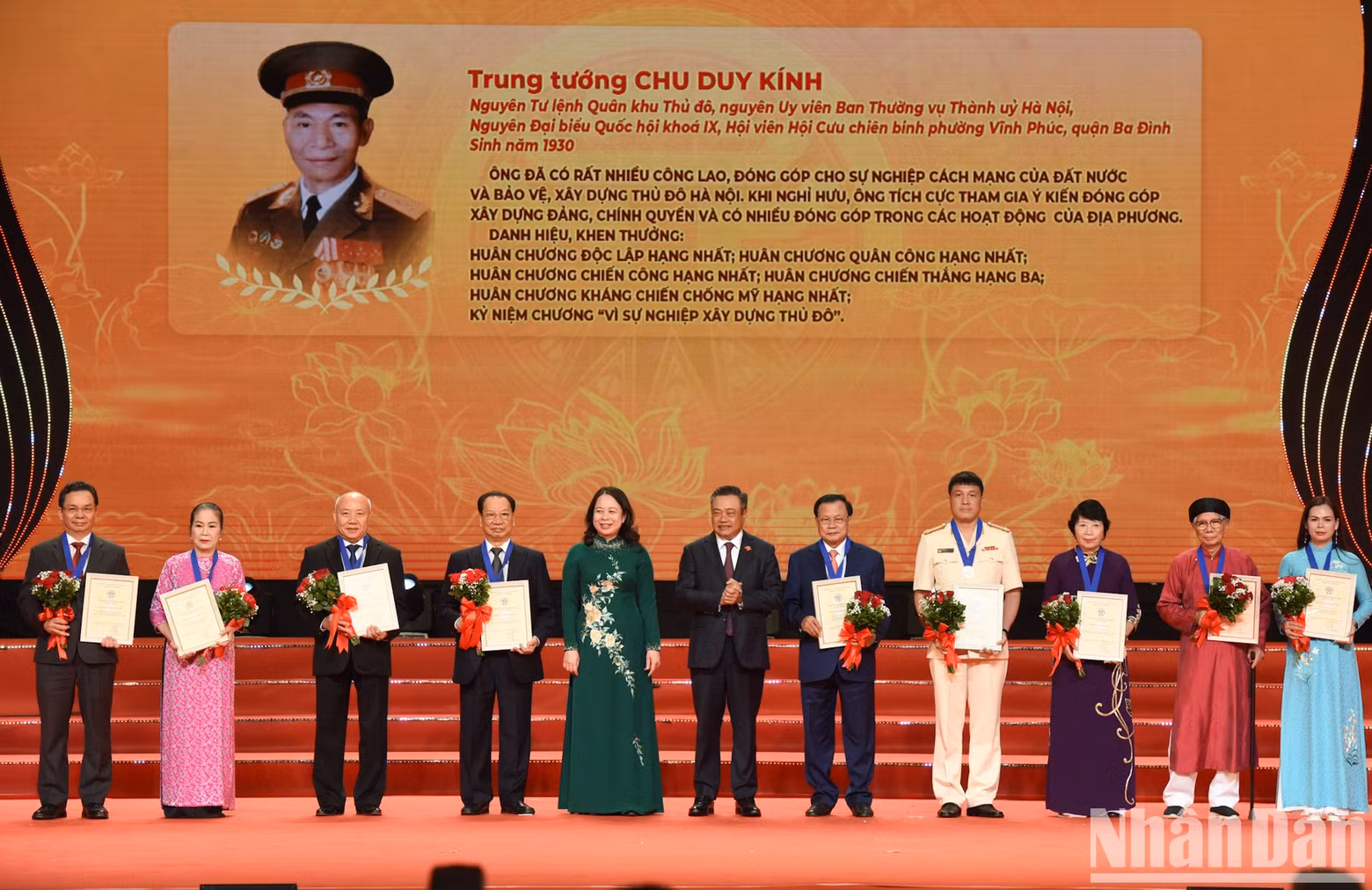 Ten outstanding citizens of Hanoi honoured at the conference. Ten outstanding citizens of Hanoi honoured at the conference.