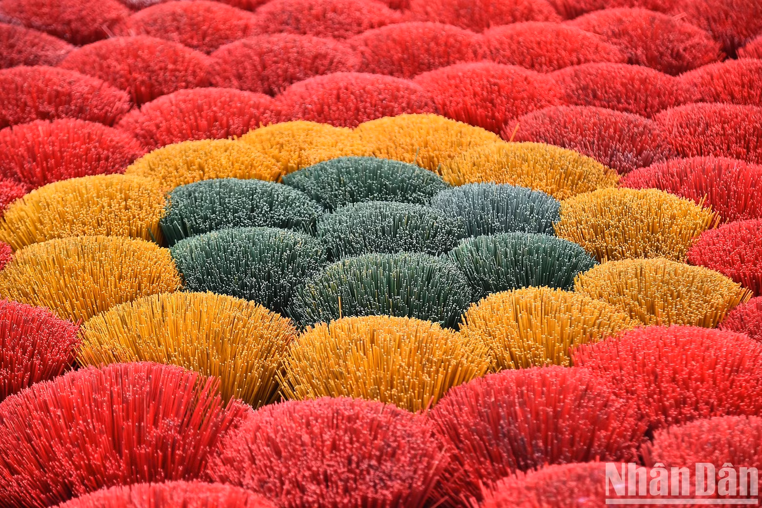 The incense sticks are tied into bouquets in brilliant colours like blooming flowers.
