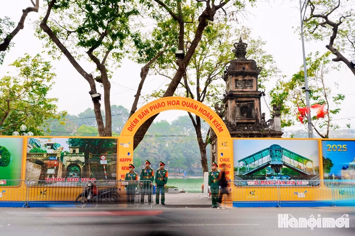 Hanoi is set to ring in the New Year 2025 with spectacular firework displays at five locations, including Hoan Kiem, Ha Dong, and Nam Tu Liem districts, as well as Son Tay township and Dong Anh district. These dazzling shows will illuminate the capital’s sky from midnight to 12:15 AM on January 1, 2025. Hanoi is set to ring in the New Year 2025 with spectacular firework displays at five locations, including Hoan Kiem, Ha Dong, and Nam Tu Liem districts, as well as Son Tay township and Dong Anh district. These dazzling shows will illuminate the capital’s sky from midnight to 12:15 AM on January 1, 2025.