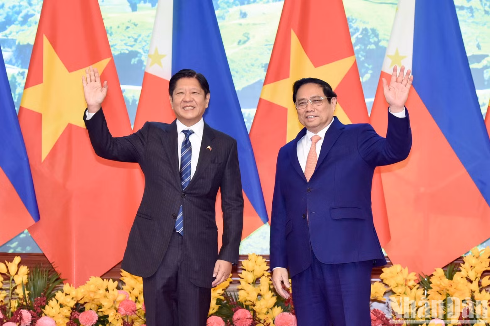 Prime Minister Pham Minh Chinh (R) and Philippine Ferdinand Romualdez Marcos Jr.