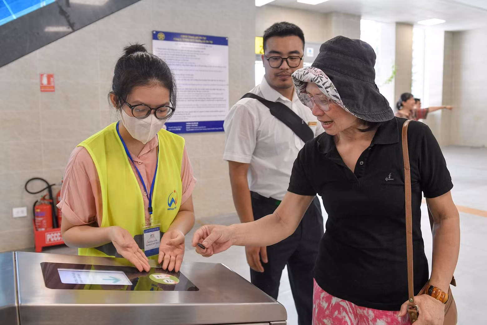Tickets are priced at 8,000 VND (0.32 USD) for a single ride, 12,000 VND for a full-line ride, 24,000 VND for a day pass, and 200,000 VND for a monthly pass. Students receive a discounted monthly pass at VND100,000. Children under six, seniors over 60, people with disabilities, and revolution contributors can ride the trains for free.