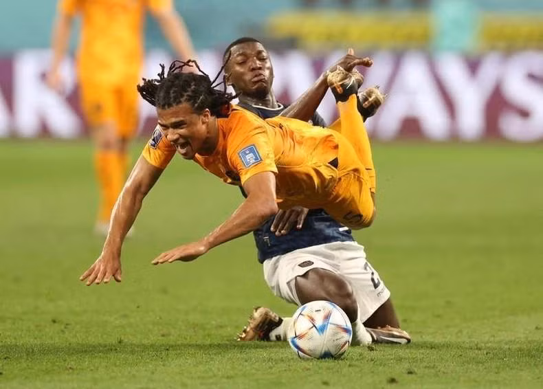 Netherlands' Nathan Ake in action with Ecuador's Moises Caicedo. (REUTERS/Carl Recine)