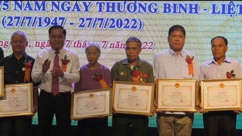 Collectives and individuals presented with Certificates of Merit in recognition of their contributions to taking care of national contributors. Collectives and individuals presented with Certificates of Merit in recognition of their contributions to taking care of national contributors.