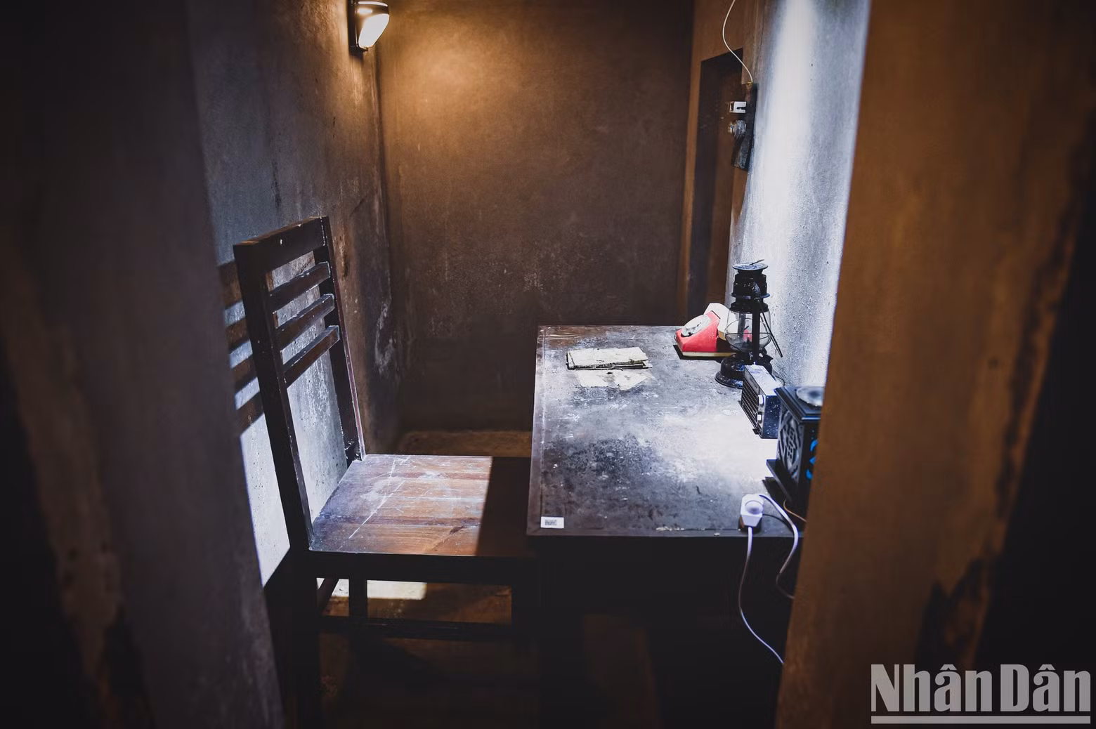 This is the working space of Editor-in-Chief Hoang Tung. The wall behind this desk hangs a large wooden board for sketching the pages of newspapers.