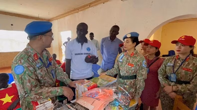 Officers and staff of Level-2 Field Hospital No. 4 prepare gifts for students in South Sudan (Photo: Field Hospital 2.4)