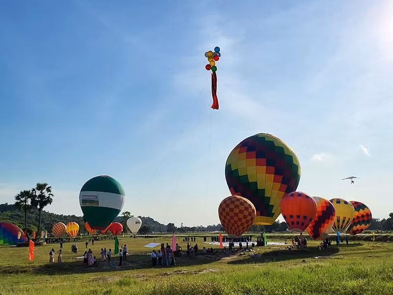 The national flag of 200m2 is raised by hot air balloon The national flag of 200m2 is raised by hot air balloon