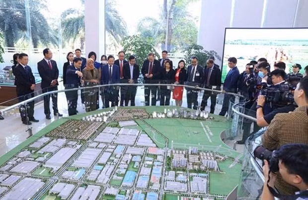 President of Singapore Halimah Yacob in Bac Ninh (Photo: VNA)