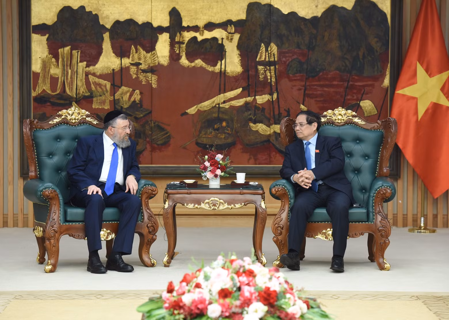 Prime Minister Pham Minh Chinh (R) receives Israeli Minister of Labour Rabbi Yoav Ben Tzur.