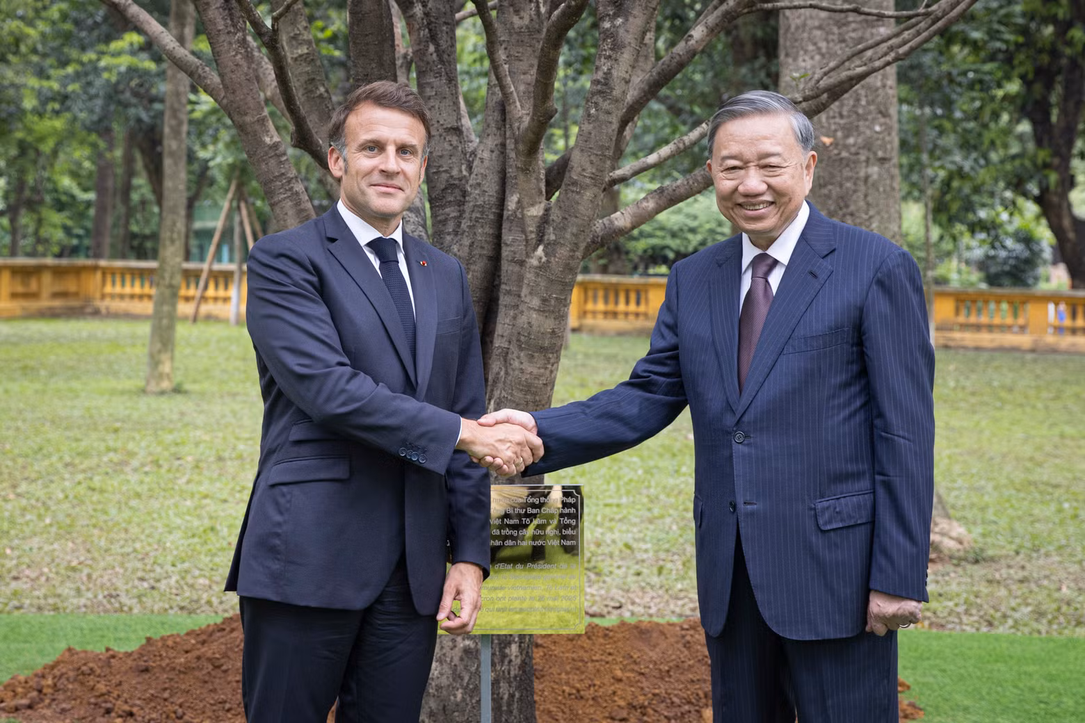 Party General Secretary To Lam (R) and French President Emmanuel Macron plant a friendship tree at the President Ho Chi Minh relic site (Photo: NDO)