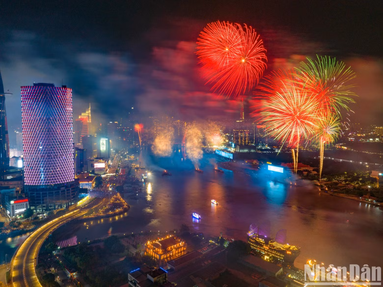 Spectacular fireworks light up the sky Spectacular fireworks light up the sky