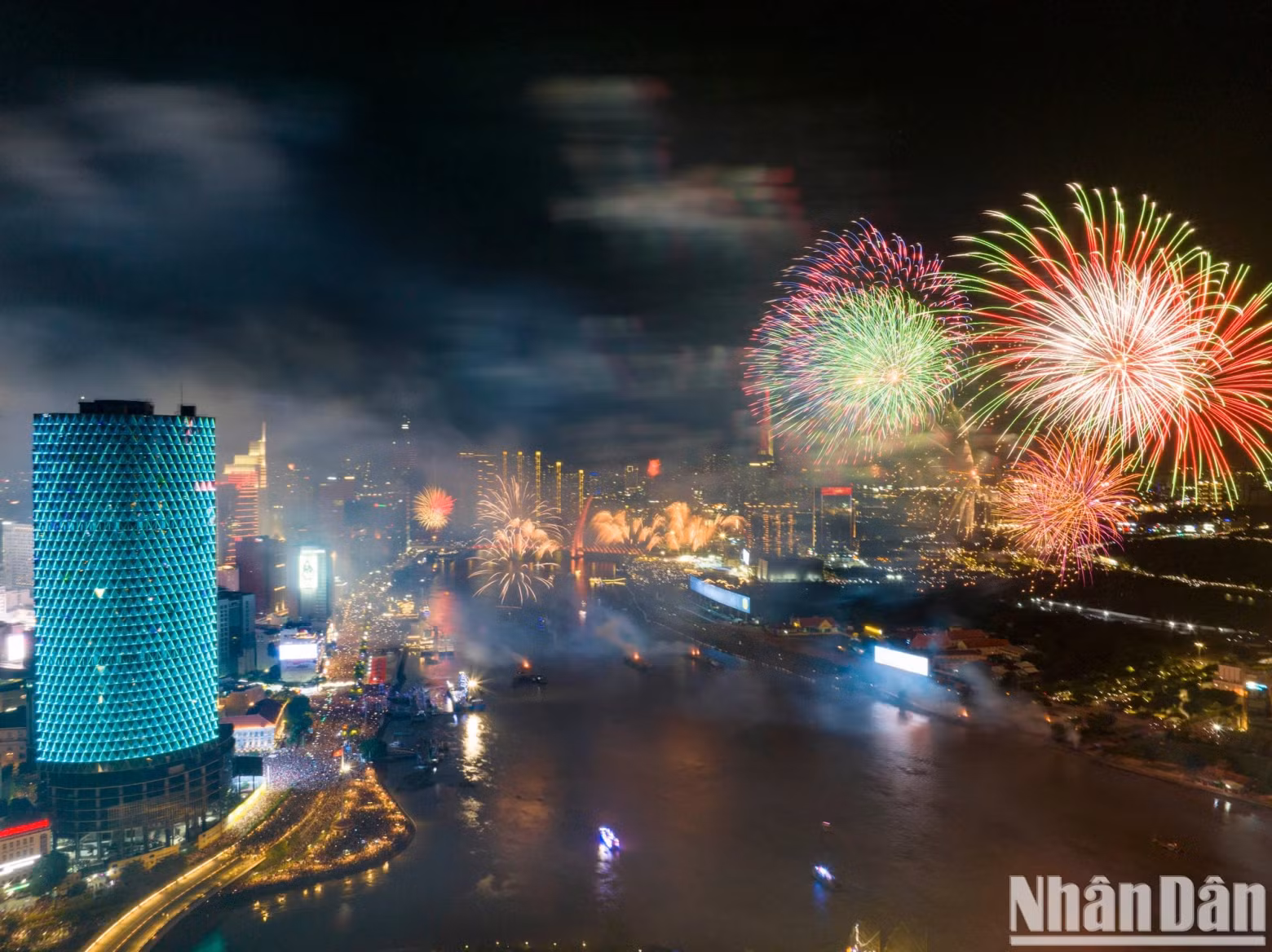 Ho Chi Minh City sparkles with spectacular fireworks marking Reunification Day Ho Chi Minh City sparkles with spectacular fireworks marking Reunification Day