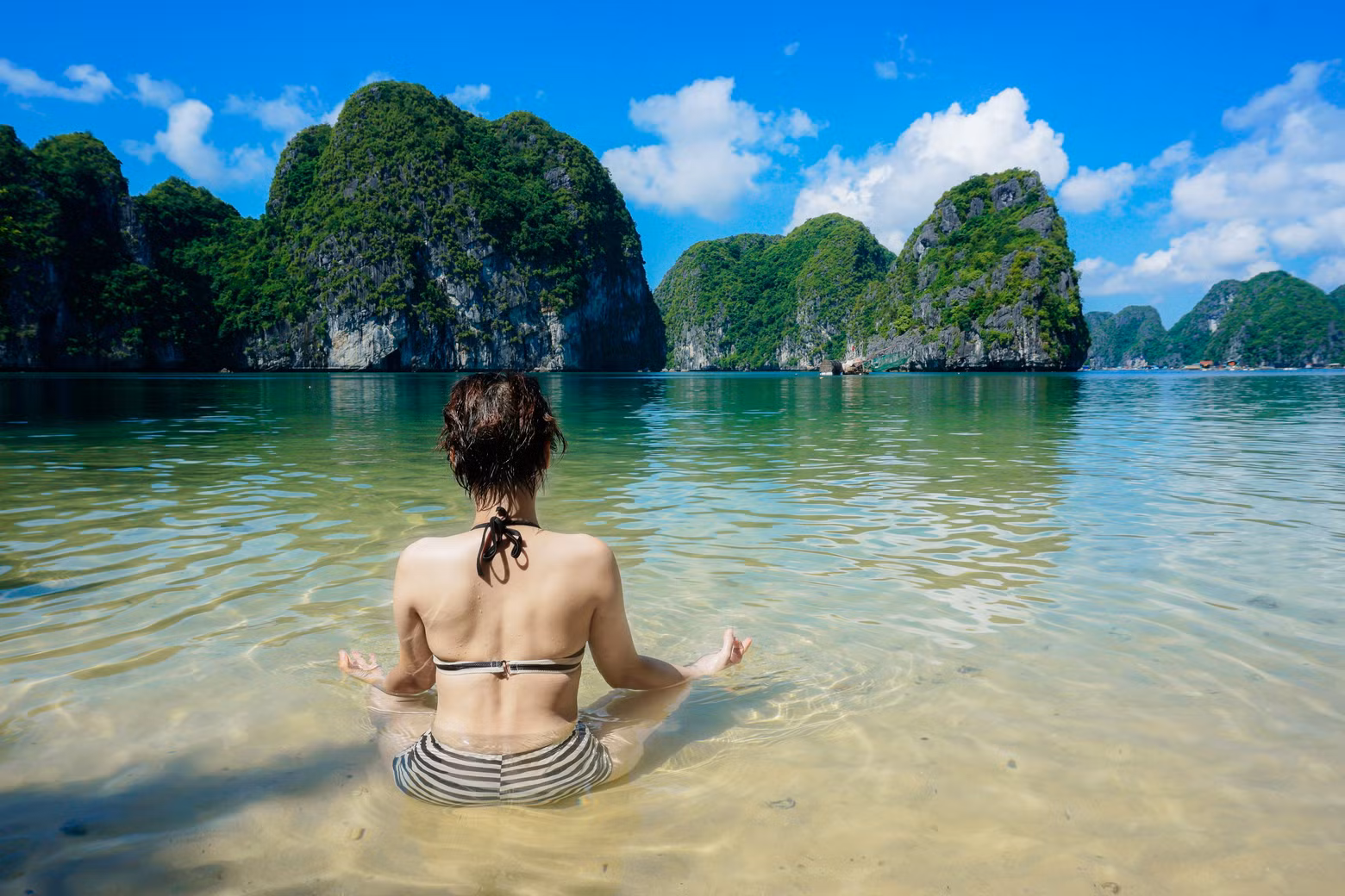 Foreign tourist enjoying the natural beauty of Cat Ba. (Photo: Hoang Anh) Foreign tourist enjoying the natural beauty of Cat Ba. (Photo: Hoang Anh)