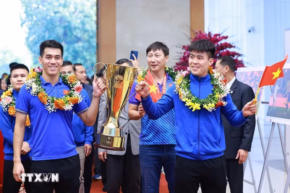 Prime Minister praises ASEAN Cup champions ảnh 1