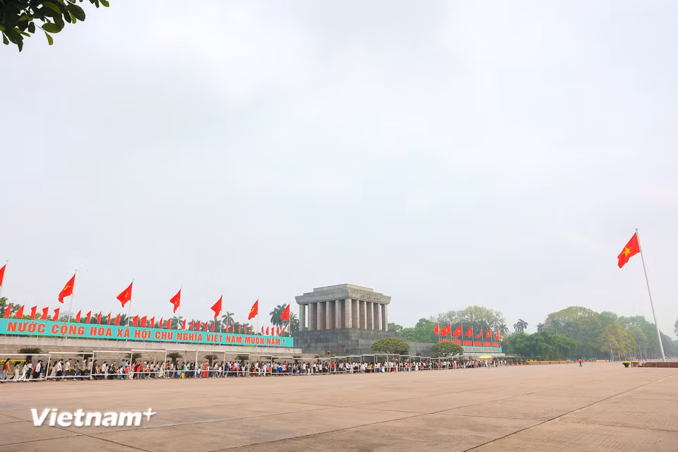 People queue up to pay respect to President Ho Chi Minh at his mausoleum on the morning of April 30 (Photo: VN+) People queue up to pay respect to President Ho Chi Minh at his mausoleum on the morning of April 30 (Photo: VN+)