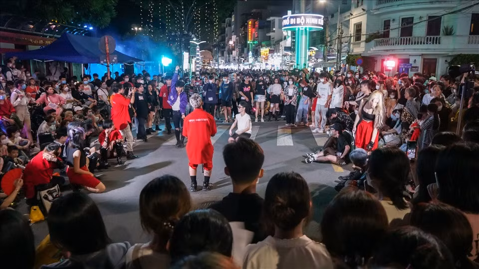 Ninh Kieu Pedestrian Street has become a community cultural venue and a popular tourist spot for locals and visitors. (Photo: laodong.vn) Ninh Kieu Pedestrian Street has become a community cultural venue and a popular tourist spot for locals and visitors. (Photo: laodong.vn)