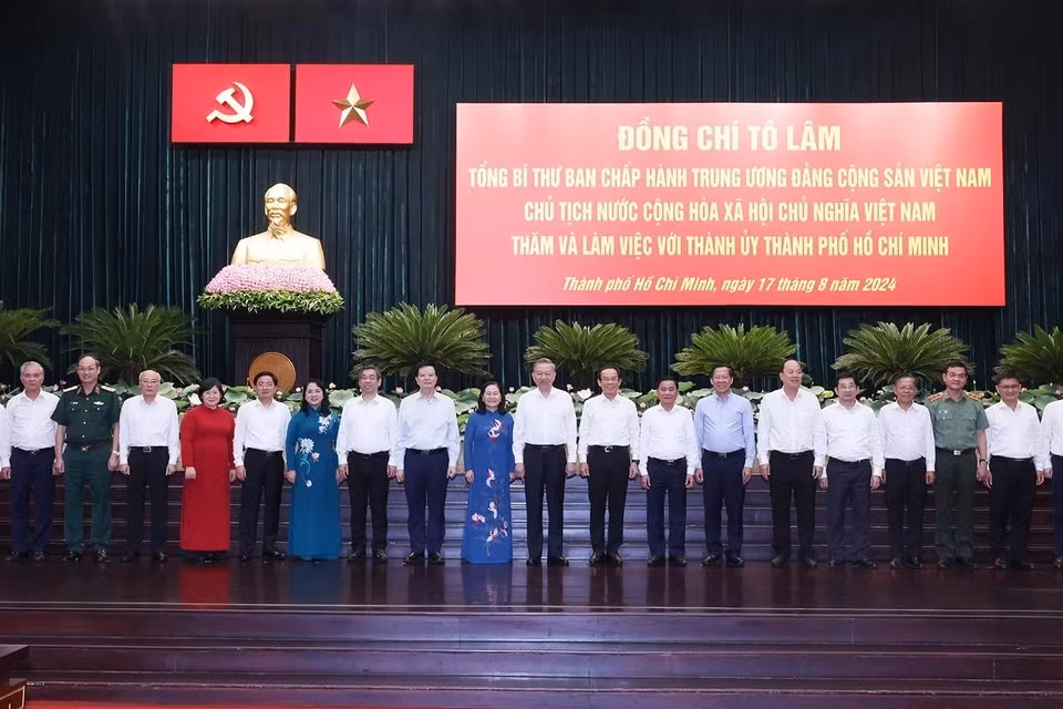 Party General Secretary To Lam (tenth from left) at a working sesion with leaders of Ho Chi Minh City on August 17, 2024 (Photo: VNA)