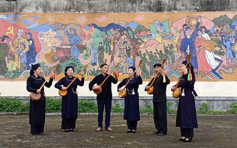 A performance by members of the Sac Cham folk singing club in Bac Kan Province A performance by members of the Sac Cham folk singing club in Bac Kan Province
