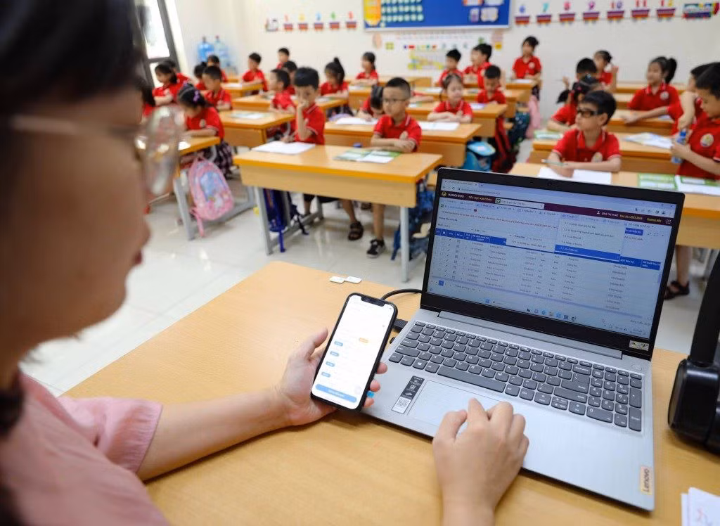 The programme has helped reduce workload for teachers; and make the process of managing students' learning and training results more transparent (Photo: laodongthudo.vn)
