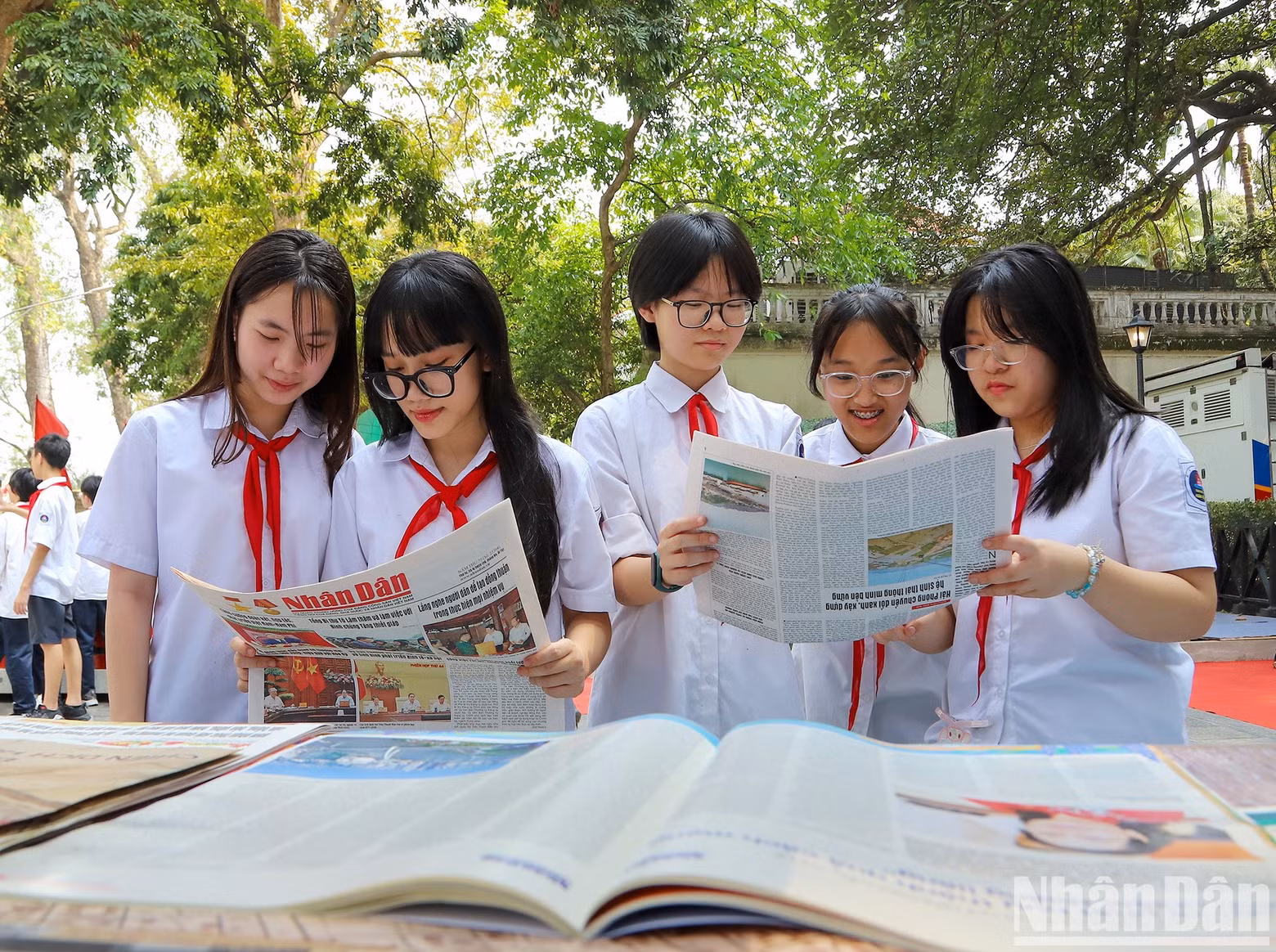 Students read articles on the liberation of the south published on Nhan Dan Newspaper