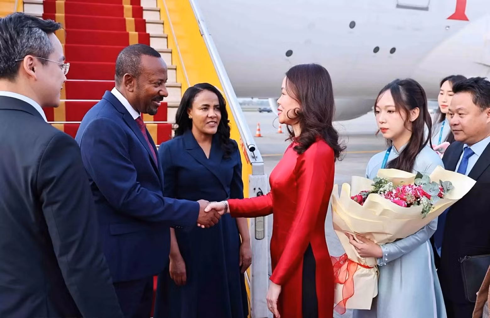 Ethiopian Prime Minister Abiy Ahmed Ali and his spouse welcomed at Noi Bai International Airport in Hanoi on April 14 by Vietnamese Deputy Minister of Foreign Affairs Nguyen Minh Hang (Photo: VNA)