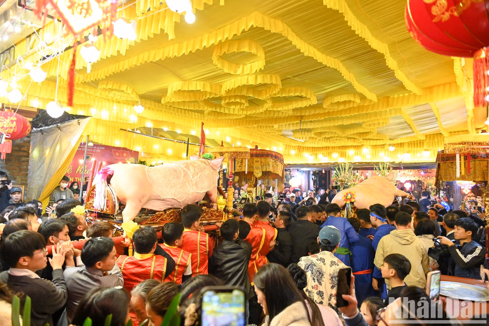 At midnight, the village elders begin a ritual that will last until 2am the next day. After the ceremony, the pork is divided among the families of the hamlets for good luck.