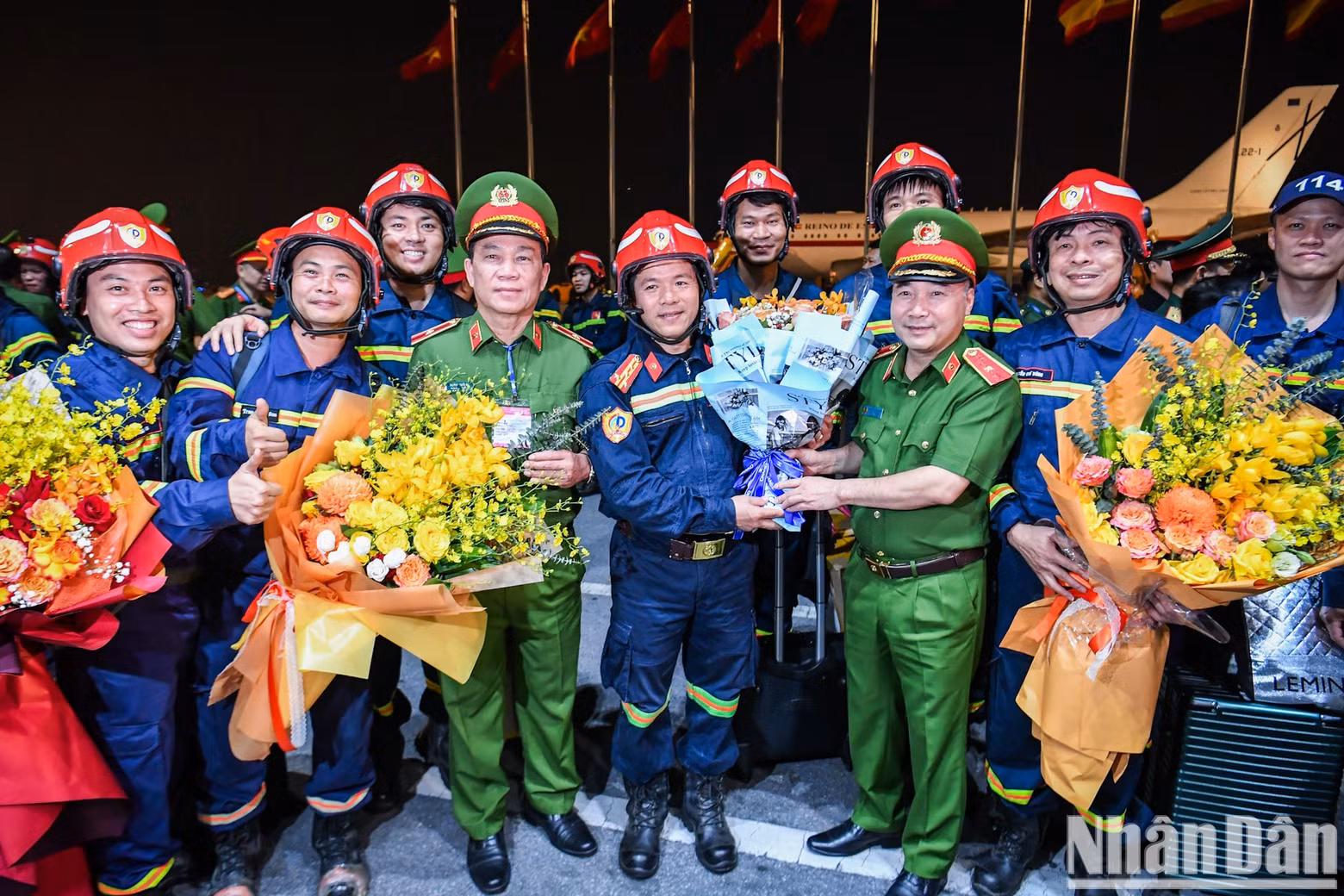 Fresh bouquets welcomed the rescue team from the Ministry of Public Security as they completed their mission and returned home.