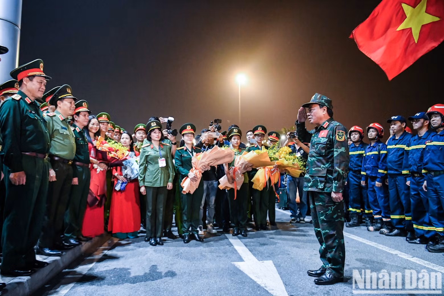 Welcoming the Vietnamese rescue team at Noi Bai Airport were Senior Lieutenant General Vu Hai San, Member of the Party Central, Deputy Minister of National Defence; Lieutenant General Nguyen Trong Binh, Deputy Chief of the General Staff of the People's Army of Vietnam; and Lieutenant General Le Van Tuyen, Deputy Minister of Public Security.