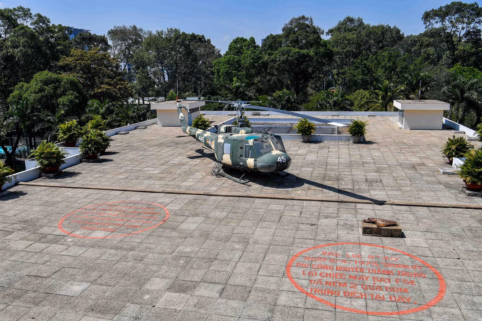 On April 8, 1975, pilot Nguyen Thanh Trung flew an F-5E aircraft from Bien Hoa to bomb the Independence Palace. On April 8, 1975, pilot Nguyen Thanh Trung flew an F-5E aircraft from Bien Hoa to bomb the Independence Palace.