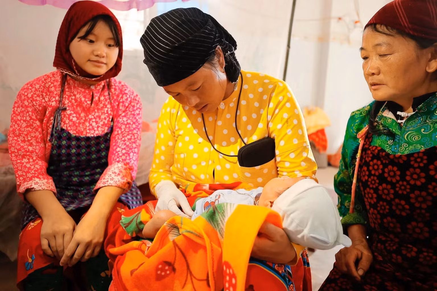 A midwife cares for a newborn at home in Cang Tang Village, Lung Cu Commune, Dong Van District, Ha Giang Province. (Photo: VNA)