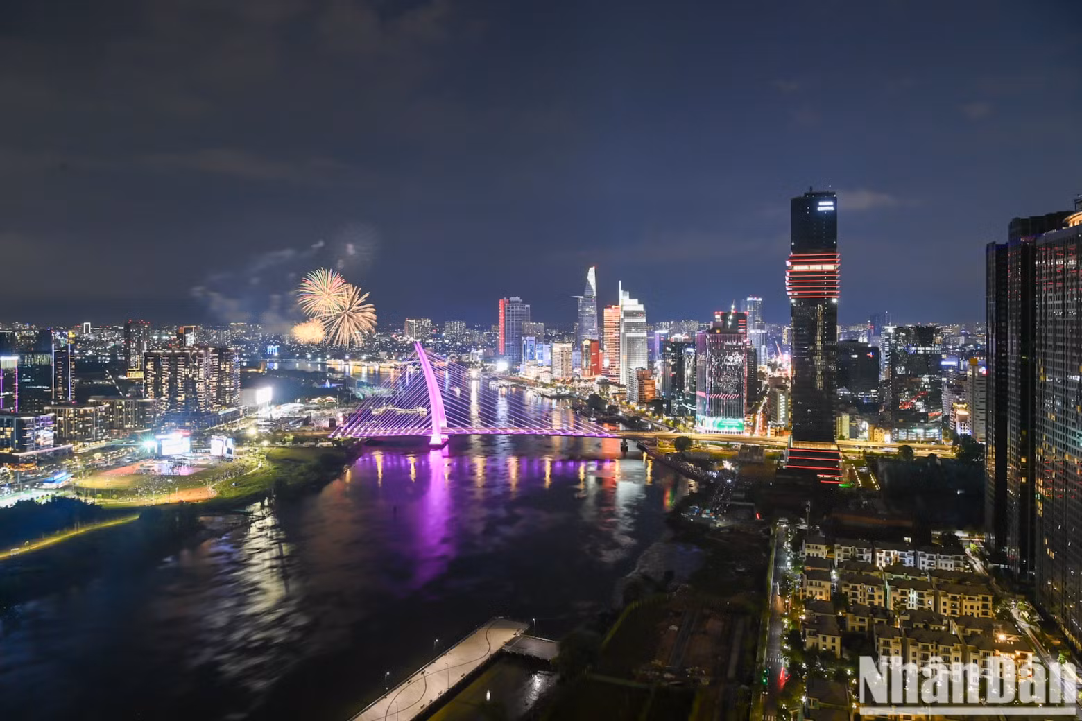 The 10-minite firework display kicked off at 21:30 on April 26, near the Saigon River Tunnel connecting Thu Duc City and downtown District 1.
