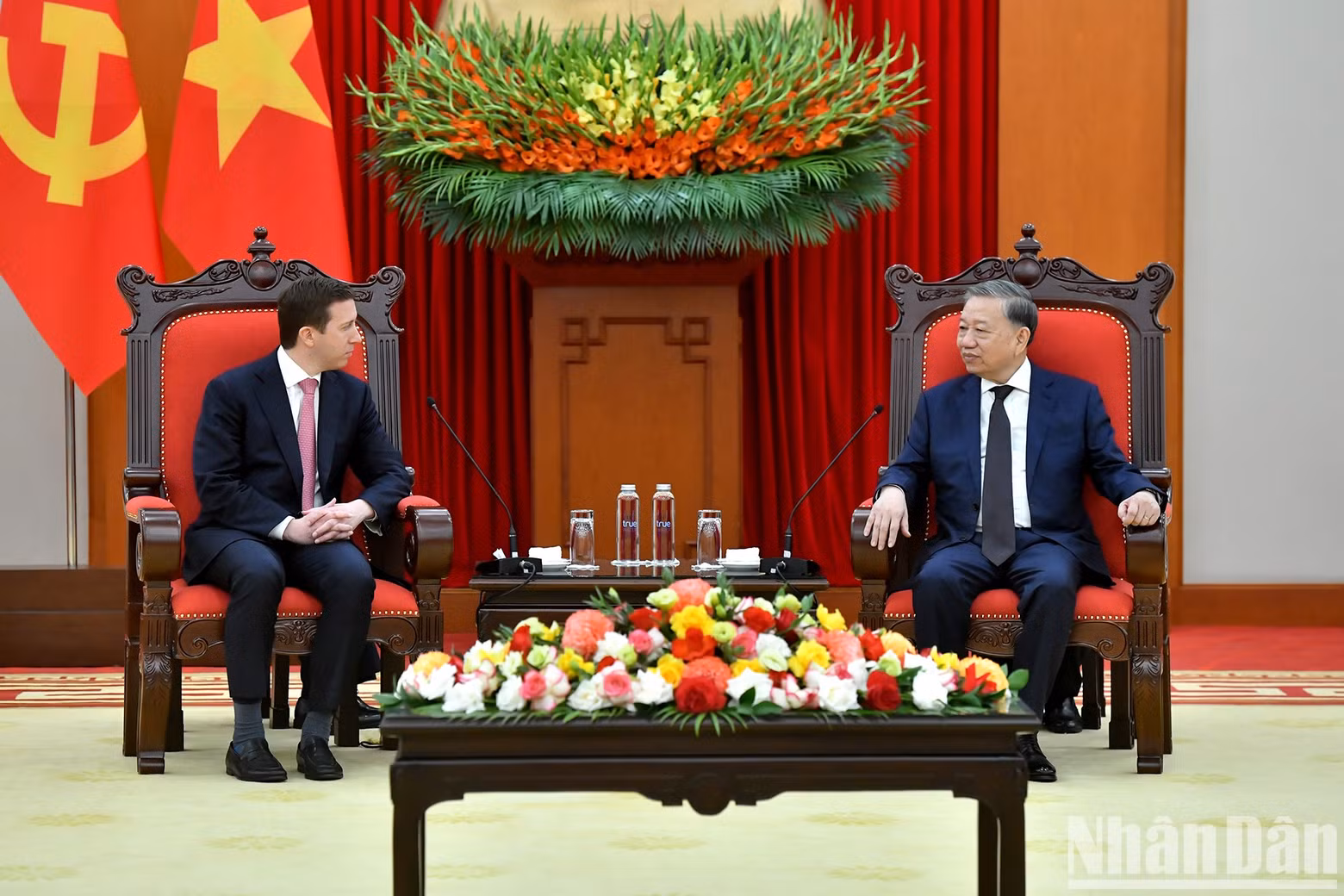Party General Secretary To Lam (R) receives CEO of Warburg Pincus Jeffrey David Perlman. Party General Secretary To Lam (R) receives CEO of Warburg Pincus Jeffrey David Perlman.
