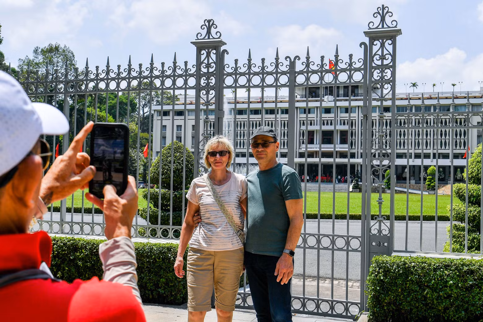 On April 30, 1975, tank number 390 of the liberation army crashed through the palace gates, marking the end of the Vietnam War. Today, this gate is a popular photo spot for international tourists visiting the site. On April 30, 1975, tank number 390 of the liberation army crashed through the palace gates, marking the end of the Vietnam War. Today, this gate is a popular photo spot for international tourists visiting the site.