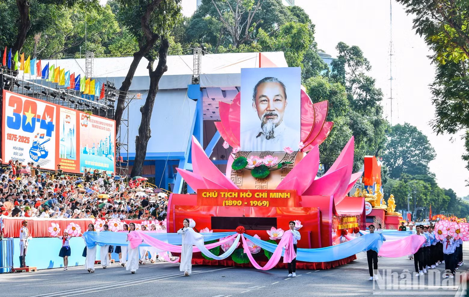 A vehicle bearing a portrait of President Ho Chi Minh A vehicle bearing a portrait of President Ho Chi Minh