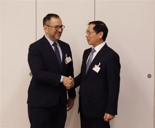 Foreign Minister Bui Thanh Son meets Minister of the People's Power for Foreign Affairs of Venezuela Yvan Gil Pinto (Photo: VNA)