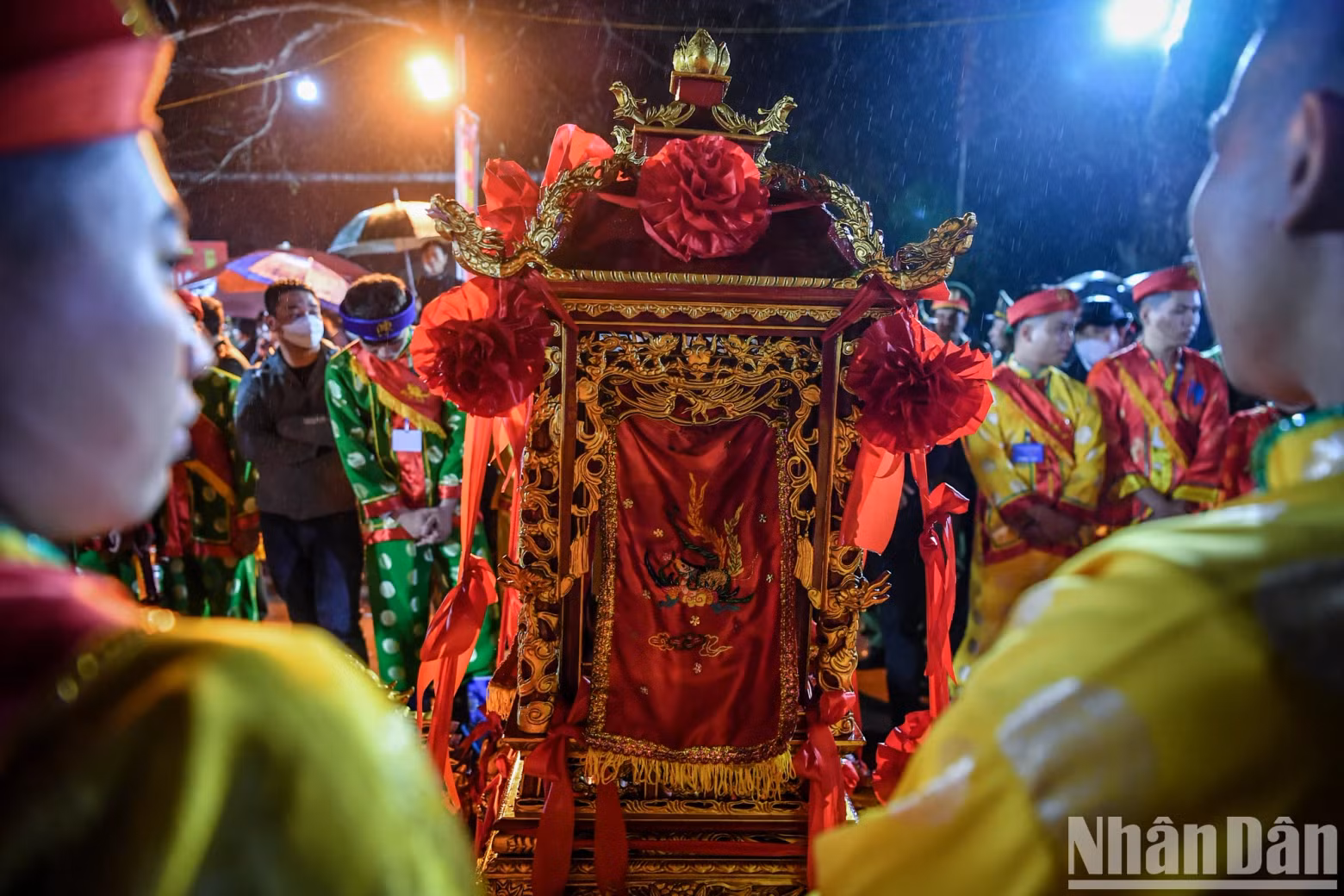 An overview of the seal palanquin.