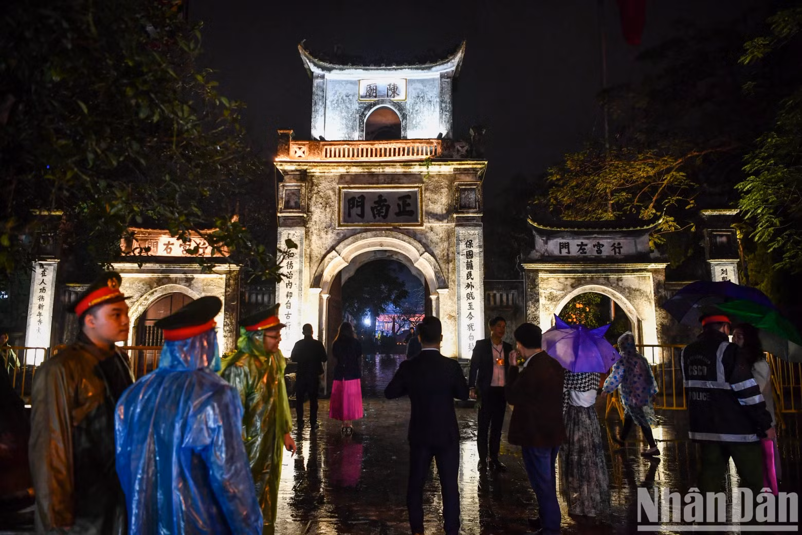 The first tourists entered Tran Temple after the opening ceremony.